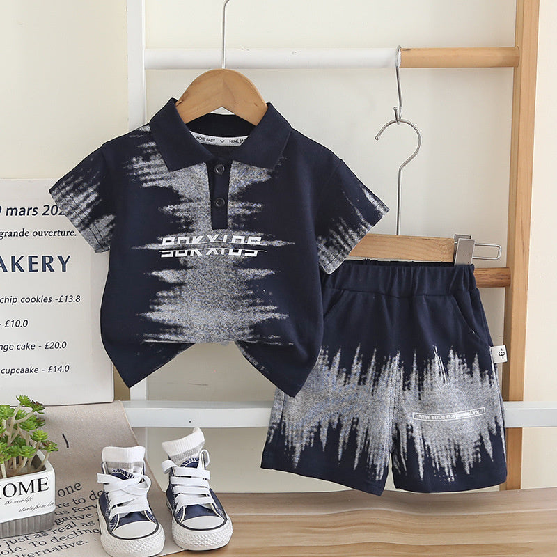 Boys' Short-Sleeve 2026 New Stylish Baby Summer Outfit with Turn-Down Collar and Tie-Dye Letter Print on the Chest, Two-Piece Set