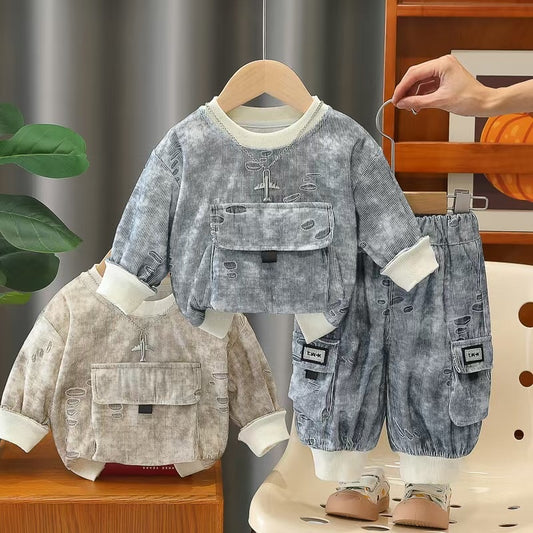 Boys' Outfit 2026 New Fashionable Children's Spring Autumn Style with Ripped Pocket and Necklace Two-Piece Set