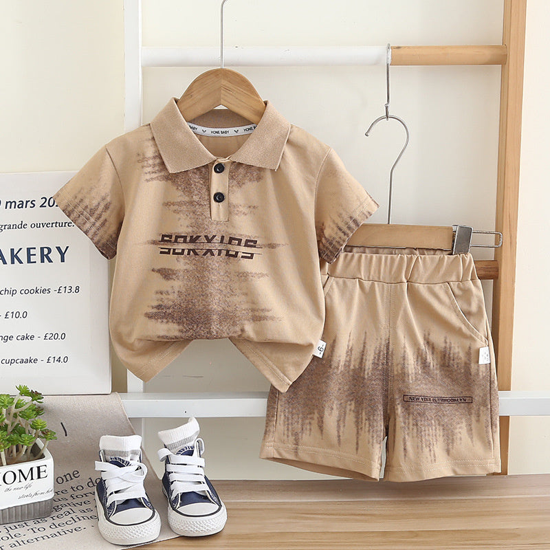 Boys' Short-Sleeve 2026 New Stylish Baby Summer Outfit with Turn-Down Collar and Tie-Dye Letter Print on the Chest, Two-Piece Set