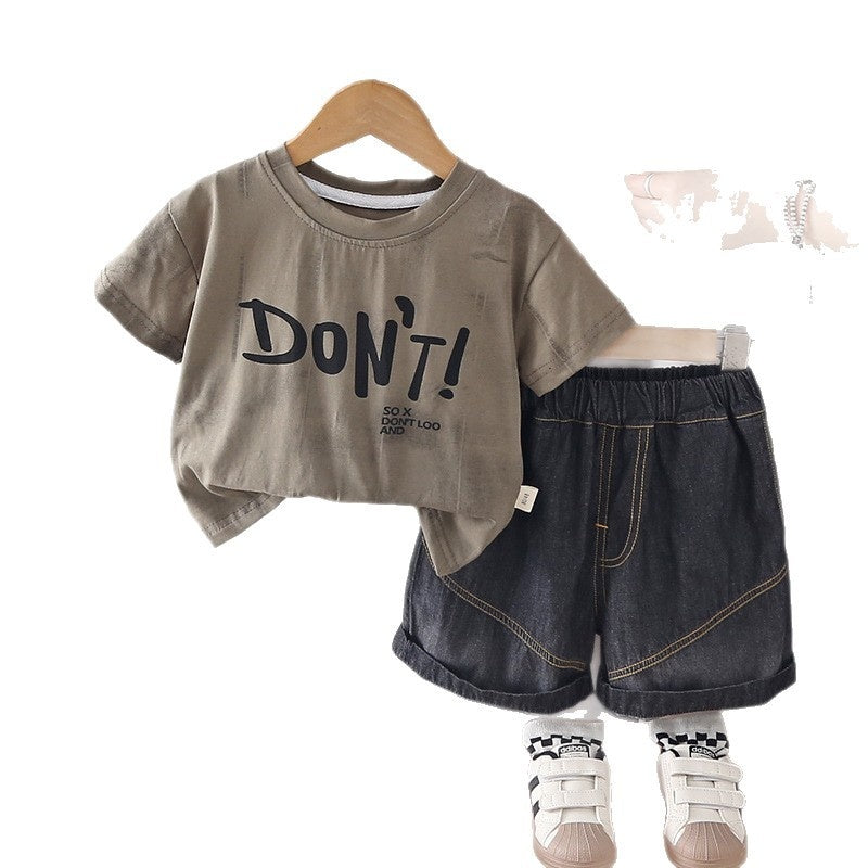 Stylish new boys with large letter print, short-sleeved children's summer set 2026, trendy two-piece outfit for toddlers