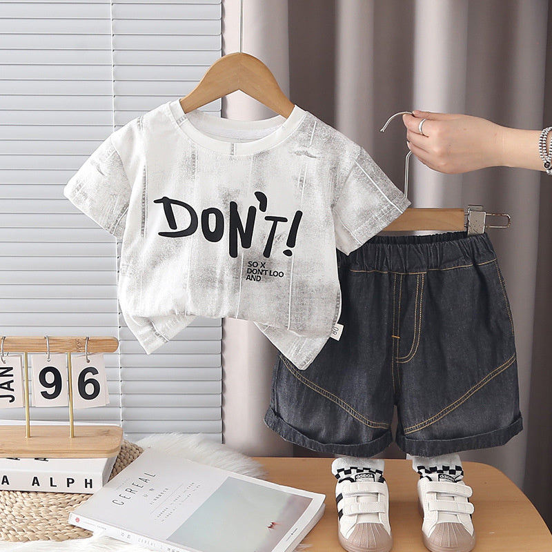 Stylish new boys with large letter print, short-sleeved children's summer set 2026, trendy two-piece outfit for toddlers