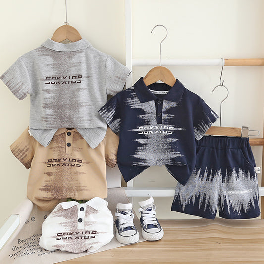 Boys' Short-Sleeve 2026 New Stylish Baby Summer Outfit with Turn-Down Collar and Tie-Dye Letter Print on the Chest, Two-Piece Set