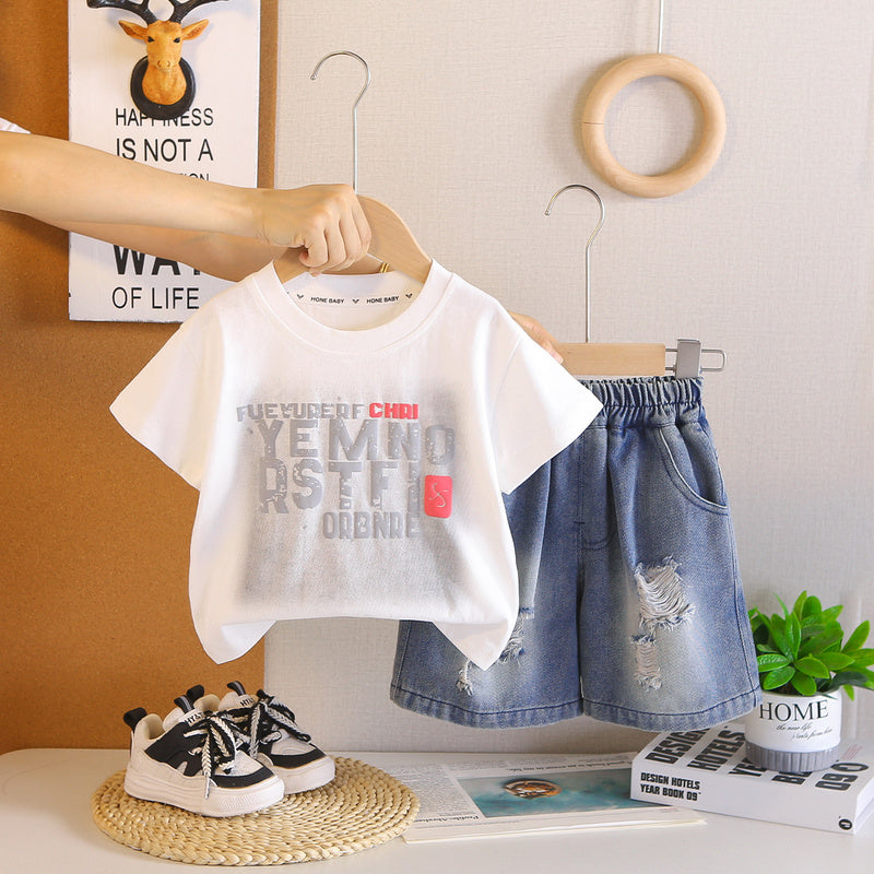 Boys' short-sleeve suit, stylish and trendy, 2026 new fashionable children's two-piece summer outfit with large English lettering