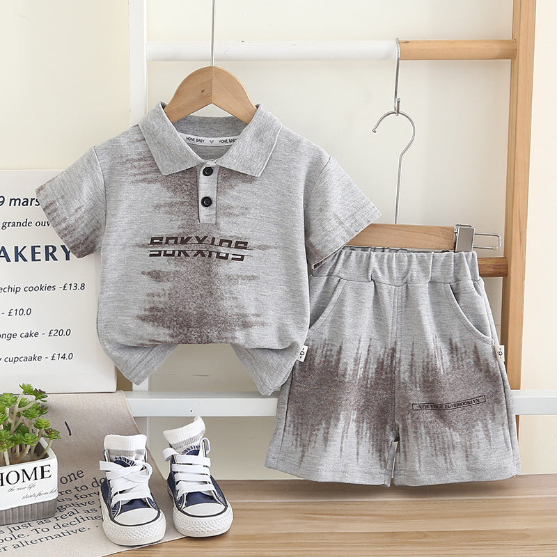 Boys' Short-Sleeve 2026 New Stylish Baby Summer Outfit with Turn-Down Collar and Tie-Dye Letter Print on the Chest, Two-Piece Set