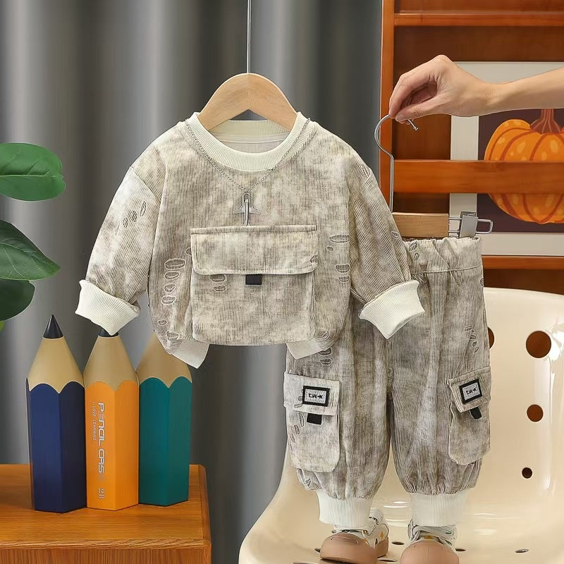Boys' Outfit 2026 New Fashionable Children's Spring Autumn Style with Ripped Pocket and Necklace Two-Piece Set