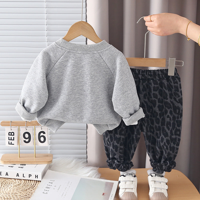Boys' Spring and Autumn Outfit 2026 New Baby Children's Stylish Casual Leopard Print Pocket Sweatshirt Two-Piece Set Trendy