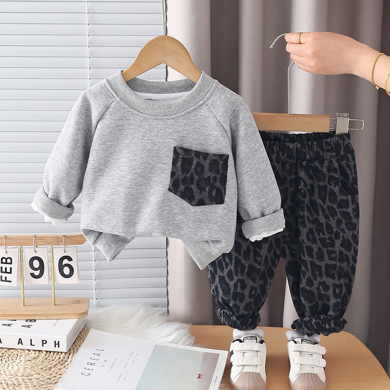 Boys' Spring and Autumn Outfit 2026 New Baby Children's Stylish Casual Leopard Print Pocket Sweatshirt Two-Piece Set Trendy