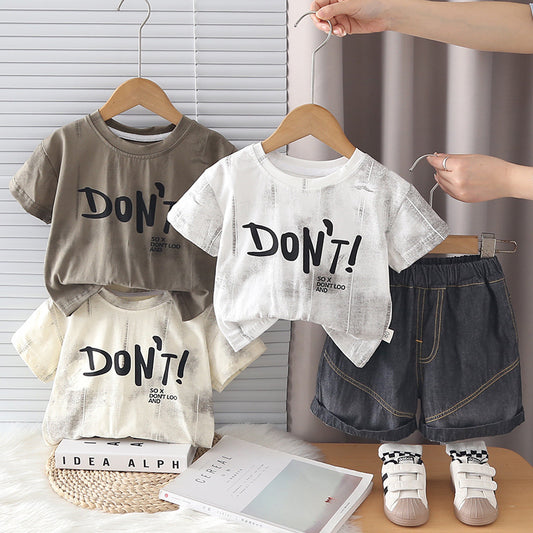 Stylish new boys with large letter print, short-sleeved children's summer set 2026, trendy two-piece outfit for toddlers