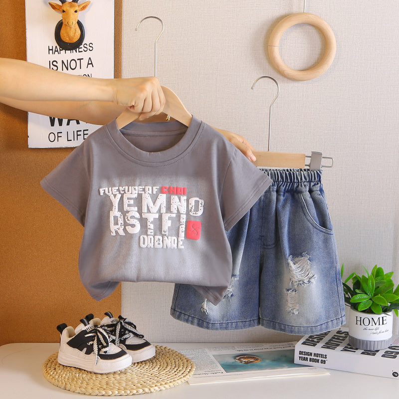 Boys' short-sleeve suit, stylish and trendy, 2026 new fashionable children's two-piece summer outfit with large English lettering