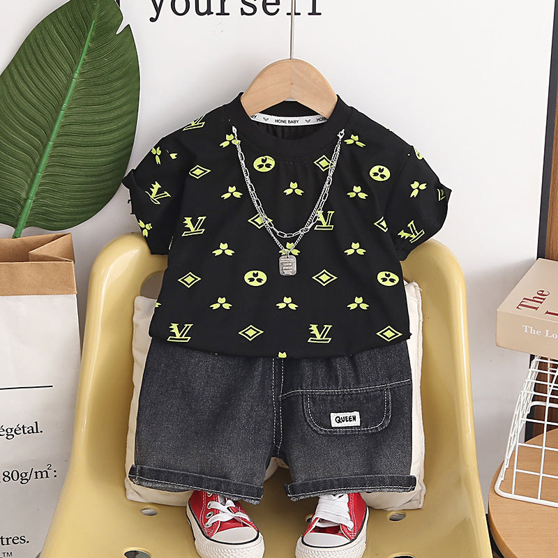 Boys' Fashionable Outfit New Style for 1-3 Year Olds, Summer Clothes with Full Letter Print, Necklace, Short Sleeve Two-Piece Set