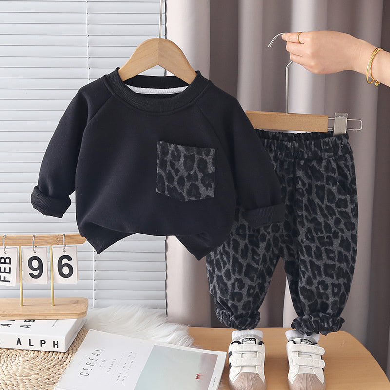 Boys' Spring and Autumn Outfit 2026 New Baby Children's Stylish Casual Leopard Print Pocket Sweatshirt Two-Piece Set Trendy