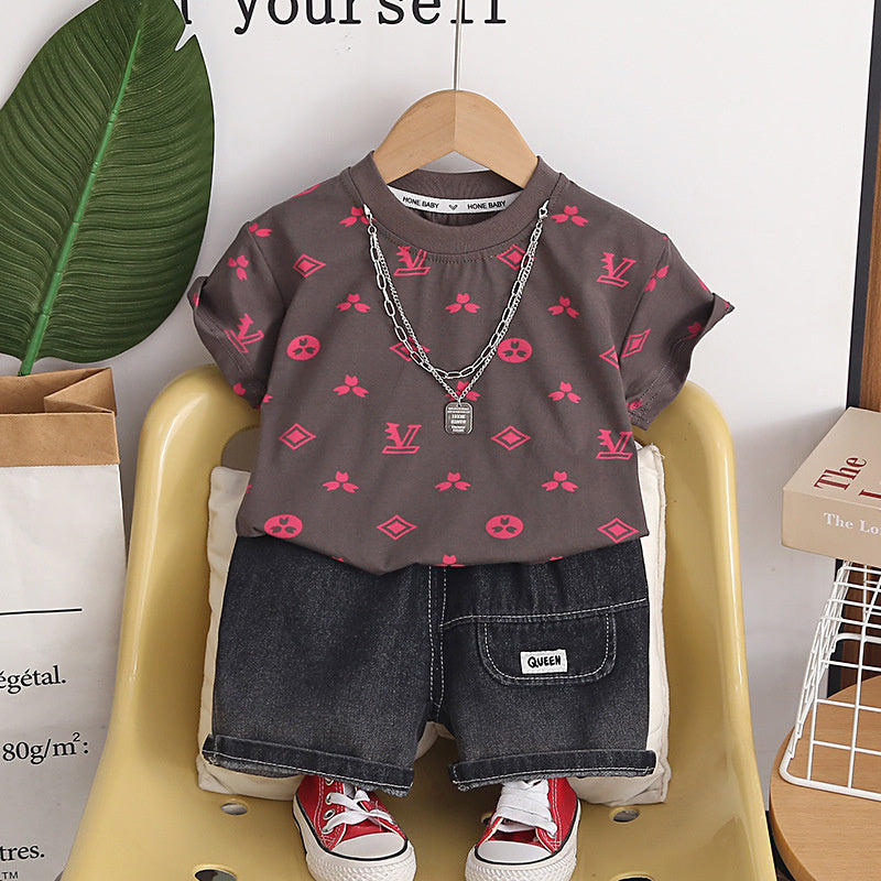 Boys' Fashionable Outfit New Style for 1-3 Year Olds, Summer Clothes with Full Letter Print, Necklace, Short Sleeve Two-Piece Set