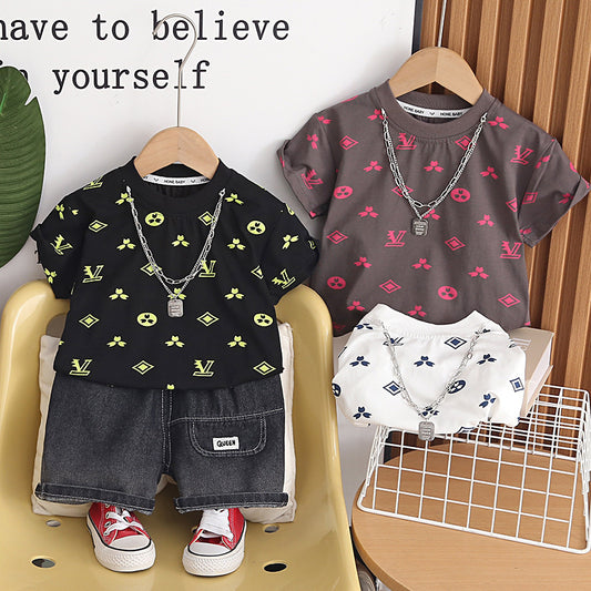 Boys' Fashionable Outfit New Style for 1-3 Year Olds, Summer Clothes with Full Letter Print, Necklace, Short Sleeve Two-Piece Set