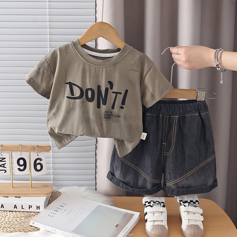 Stylish new boys with large letter print, short-sleeved children's summer set 2026, trendy two-piece outfit for toddlers